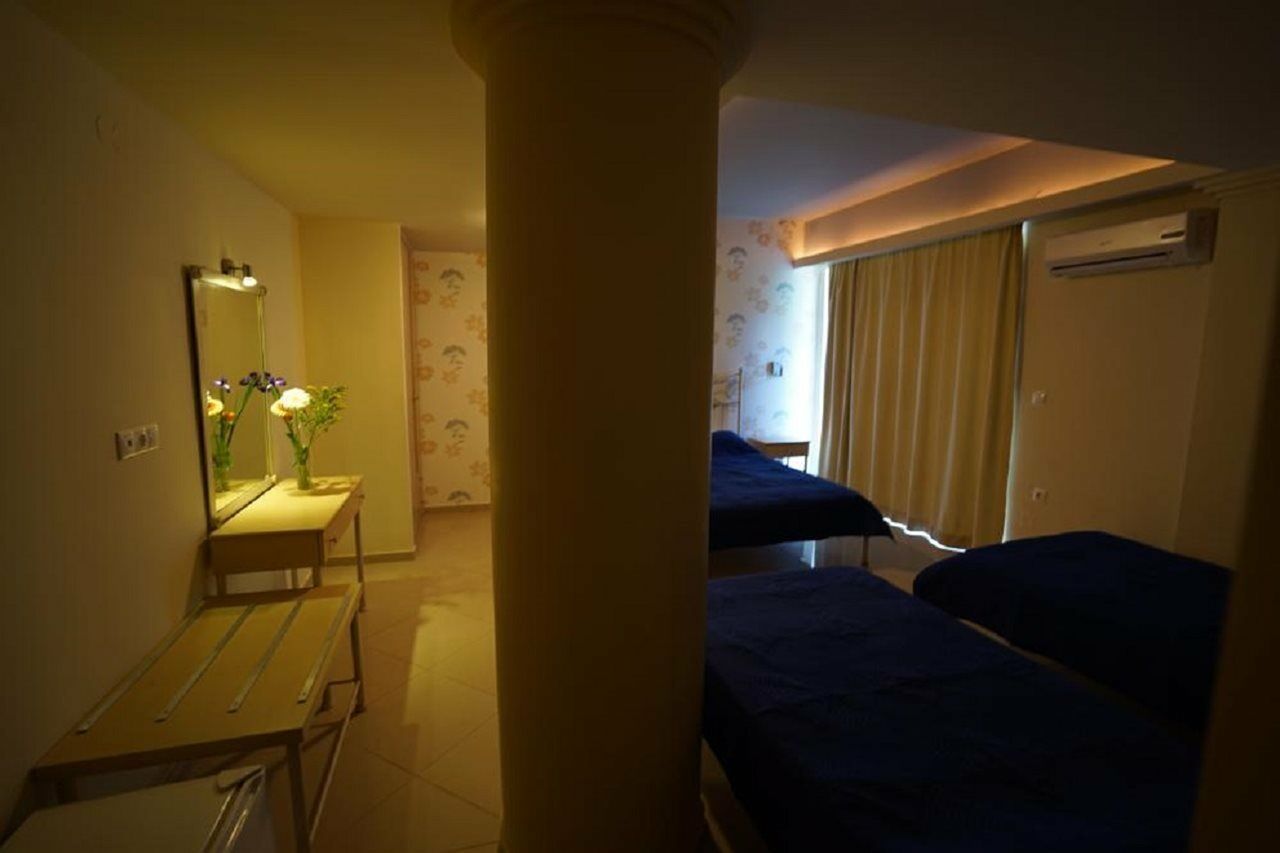 Niriides Beach Hotel Rethimnon Buitenkant foto